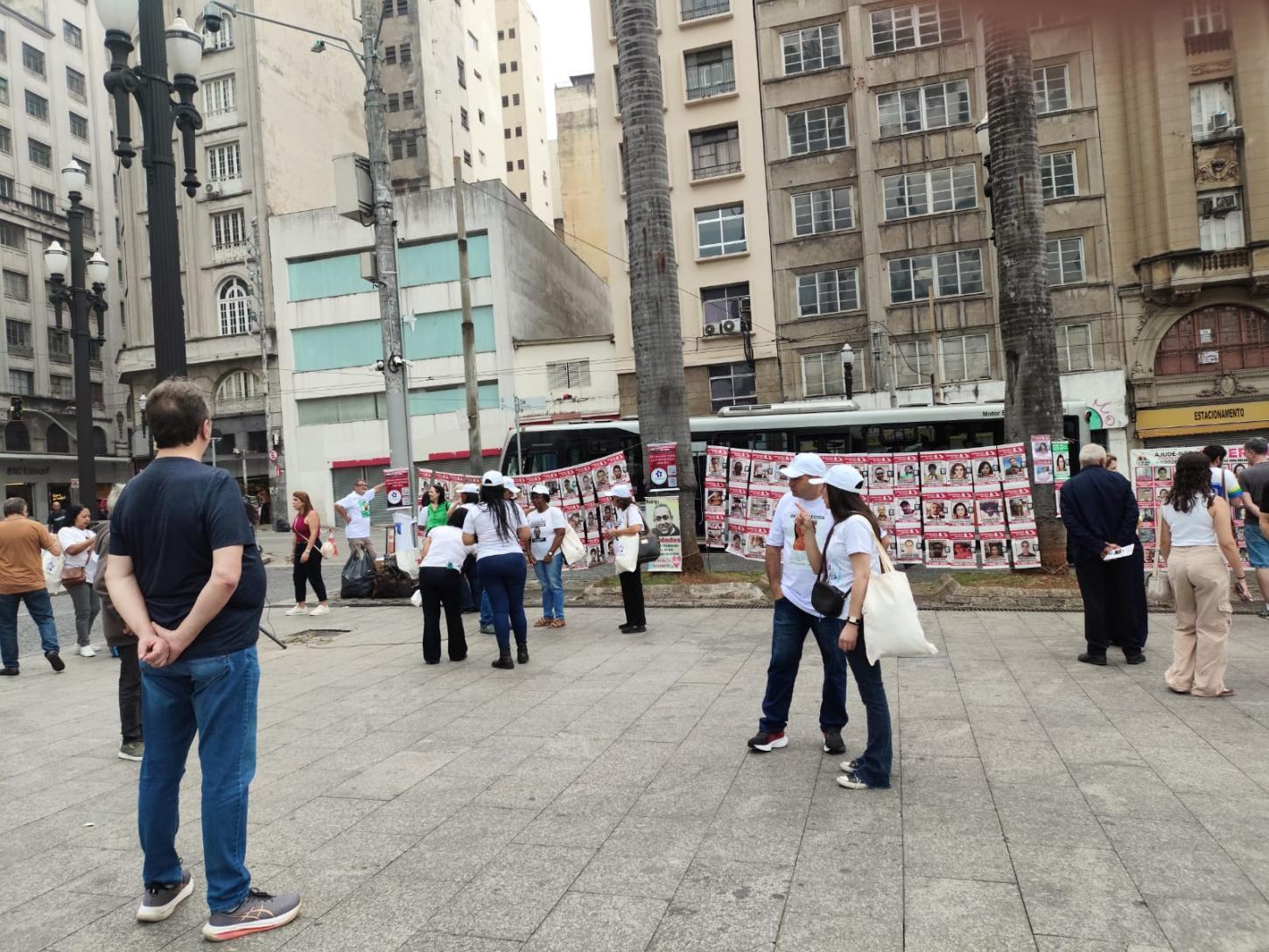 Cartazes espalhados pela Praça da Sé